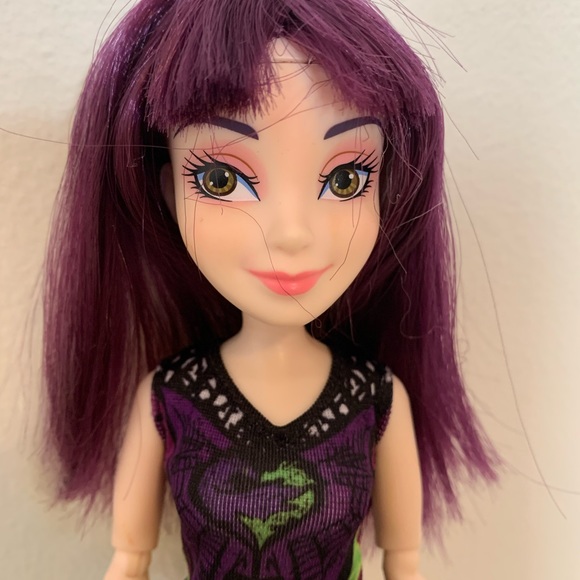 DISNEY DESCENDANTS MAL STYLE SWITCH DOLL - Picture 2 of 9